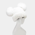 Detail der weißen Strickmütze mit zwei Kunstpelz-Bommeln und flauschigen Ohrenklappen - Doppelbommel / Weiß