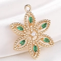 Vintage-Blumenanhänger mit grünen Zirkonia-Steinen in vergoldeter Kupferfassung - S116-15 Gold Grüne Marquise Hohle Blume