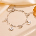 Detailweergave van zilveren roestvrijstalen enkelbandje met vlinder- en kraalhangers - Vlinder Staal Armband
