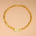 Detalle del collar de cadena de clip bañado en oro de 18K con cierre entrelazado - Dorado