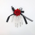 Halloween Haarspange mit weißer Skeletthand, roter Samtrose und schwarzer Spitzenschleife - Abgenutztes Weißes Skelett Hand - Bogenstil / Retro Weiß