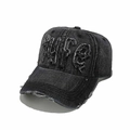 Makrodetail der LIFE-Stickerei und der Distressed-Denim-Textur auf der Baseballkappe - M (56-58cm) / Schwarz
