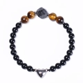 Dettaglio del bracciale con pietre occhio di tigre e chiusura magnetica a cuore - Occhio di Tigre Giallo