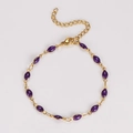 Detalle de la pulsera corazón dorada con cuentas de marquesa moradas brillantes y cierre de langosta - 18+5cm / Morado