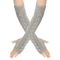 Détail de gants longs sans doigts en maille torsadée gris clair pour l'hiver - Taille unique / Gris clair