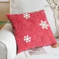 Rotes Weihnachtskissen mit weißen Schneeflocken-Stickereien aus weichem Plüsch - Großes Schneeflockenkissen (38x38cm) / Rot