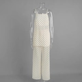 Détail du tissu drapé du haut à pois et du pantalon large pour un look élégant d'été - S / Abricot