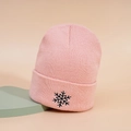 Bonnet en tricot rose avec broderie flocon de neige posé sur un support géométrique - Taille unique / Rose