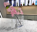 Vaso a forma di libro in acrilico trasparente con fiori rosa su base di marmo - Trasparente Testo Nero