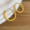 Dettaglio degli orecchini a cerchio in mohair giallo con trama morbida e ganci in metallo - Giallo Zenzero