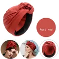 Detail des rostroten Turban-Huts mit Knotendesign, schwarzem Innenfutter und Satinstoff - Rostrot