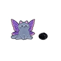 Spilla smaltata gatto con ali di farfalla viola e chiusura a farfalla in gomma nera - Gatto grigio seduto ali viola