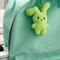 Gros plan d'un porte-clés lapin en peluche vert clair attaché à la fermeture d'un sac à dos - Porte-clés / Vert