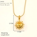 Dettaglio della collana con ciondolo a sole placcata oro 18k con dimensioni 2,7x1,7cm e 45cm - Collana a Catena a Serpente con Pendente a Sole (S-N310) / Oro