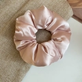 Chouchou en satin rose de style français avec texture en soie élégante et plis soyeux - Chouchou en Satin Brillant Rose (43#)
