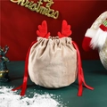 Nahaufnahme der beigen Samt-Weihnachtstüte mit Rentiergeweih und roten Kordelzügen - 13x15cm / Beige (Rote Geweihe)