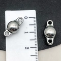 Par de cierres magnéticos plateados con regla que muestra longitud de 1,5 cm - Esfera de Plata
