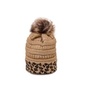 Dettaglio del berretto in maglia kaki a coste con pompon in pelliccia e risvolto leopardato - M (56-58cm) / Cachi