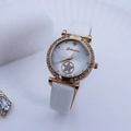 Montre élégante pour femme or rose avec lunette en cristal et bracelet en cuir blanc - Blanc