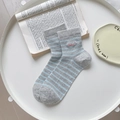 Calze grigie a righe blu con ricamo miao rosa su vassoio bianco elegante - Righe Blu