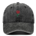 Vintage-Baseballkappe aus gewaschener Baumwolle mit detaillierter roter Rosenstickerei in Grau - Schwarz