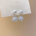 Gros plan de boucles d'oreilles perles en C avec pendentif étoile sur carte beige - Pearl Starburst Bottom (27#) / Argent