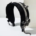 Diadema elegante de terciopelo negro trenzado con pedrería brillante y lazo de perlas - Lazo con Flecos