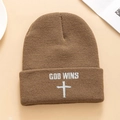Dettaglio del ricamo GOD WINS e della croce bianca sul berretto in maglia marrone - Taglia unica / Cachi Scuro