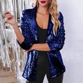 Detail des königsblauen Pailletten-Blazers mit glitzernder Textur und Revers - Blau