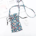 Petit sac bandoulière à cordon vert foncé avec motifs floraux de roses roses - Fond Bleu Gris Fleuri