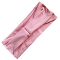 Dettaglio della fascia elastica in seta di latte rosa con texture traspirante su bianco - Rosa Loto