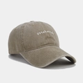 Détail de la broderie mama blanche sur casquette de baseball en coton délavé - Kaki