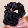 Elegante zwarte satijnen haarelastiek met een groot, gedetailleerd zijden roosontwerp - Zwart
