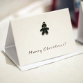 Mini carte de Noël pliante en papier texturé avec breloque en métal bonhomme - Bonhomme en pain d’épice