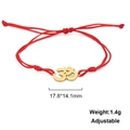 Detailansicht des roten Armbands mit goldenem Yoga Om Symbol und Größenangaben zum Produkt - Verstellbares geflochtenes Seil / Rote Kordel Gold