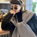Detalle de la bufanda de punto gris con un blazer negro para un estilo de invierno - Juego integrado de gorro y chal / Gris