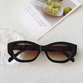 Katzenaugen-Sonnenbrille mit schwarzem Rahmen und Verlaufsgläsern auf hellem Hintergrund - Schwarzer Rahmen Tee Gläser