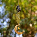 Dettaglio di ciondolo in cristallo intrecciato a mano con ciondolo a luna e pietre ametista - Ametista + Citrino (Accessori Dorati)