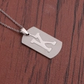 Détail d'un pendentif rectangulaire en acier argenté avec lettre K ajourée gravée - Lettre K