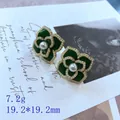 Détail des boucles d'oreilles camélia rétro en émail vert avec perles synthétiques - Style Petit Camélia Vintage (BM99 Tige Argent)