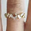 Anillo dorado para mujer con circonitas rectangulares y redondas en estilo baguette único - US 8 / Dorado