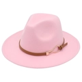 Détail d'un chapeau fedora en feutre rose avec une boucle de ceinture marron - Rose