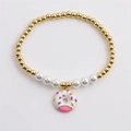 Bracelet de perles dorées et blanches avec un joli pendentif en forme de donut rose - Blanc