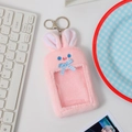 Détail du porte-carte lapin en peluche rose avec nœud bleu et fenêtre arrière transparente - Lapin Rose Avec Nœud Papillon