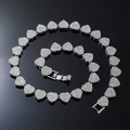 Detail van hartvormige cubaanse schakels bezet met kristallen op een zilveren ketting - 18 inch / Zilver