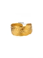 Bracelet plume en acier inoxydable plaqué or 18 carats avec textures fines et 65 mm de diamètre - Forme de Plume Dorée / Diamètre intérieur 65mm