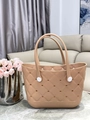 Detalle de bolsa de playa de EVA beige impermeable con textura de rombos en mesa - Caqui