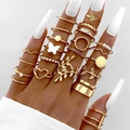 21-teiliges Goldring-Set mit Schmetterlings- und Herzmotiven an einer Frauenhand - Gold Herz Blatt Kombination (5645401HB)