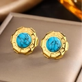 Vista macro di pietre turchesi su orecchini a lobo tondi vintage placcati oro 18K - Oro Turchese Blu Profondo