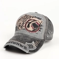 Dettaglio cappello da baseball grigio scuro invecchiato con ricamo squalo e strappi - Regolabile (54-60cm) / Grigio Scuro